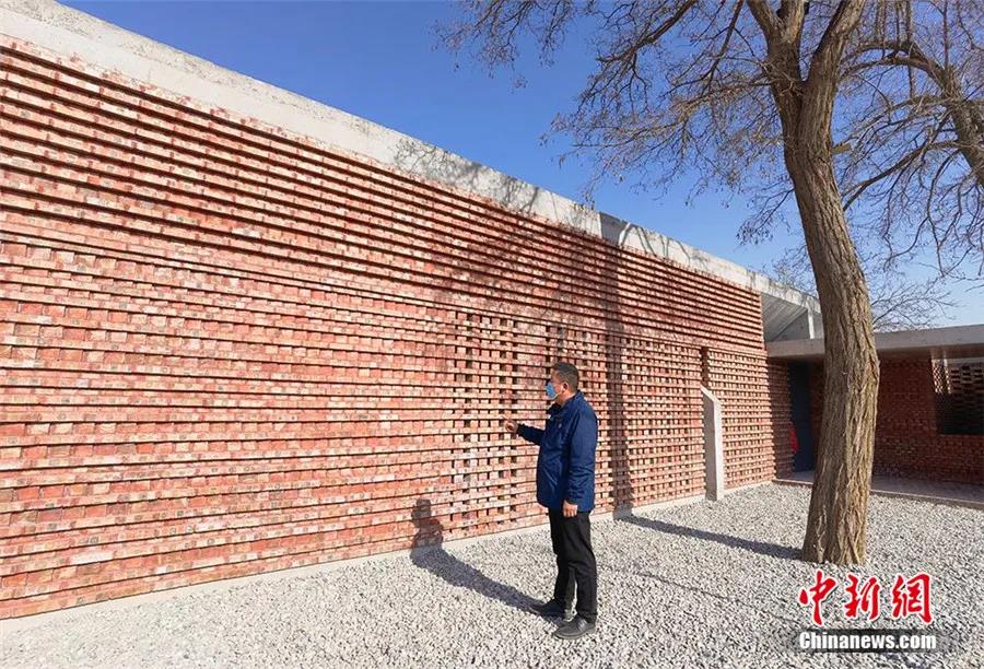 11月23日，记者实地拍摄甘肃白银市平川区境内的“130万农村改造房”。图为房屋外墙。刘玉桃 摄