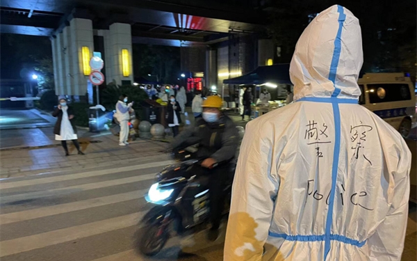 夜访上海中风险小区：民警接孩子们放学 物资源源不断送来
