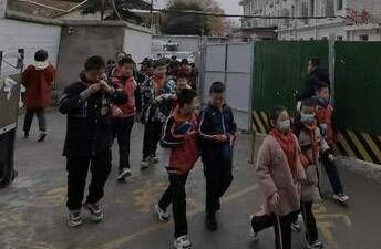 西安远东二小门外小路上下学期间拥挤不堪 枣园街道：日常进行疏导