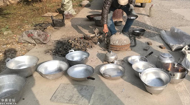 街头实拍传统手工艺“倒铝锅”