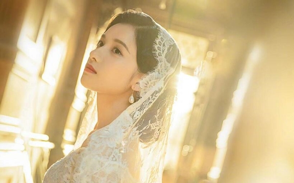 张婧仪晒民国白色蕾丝婚纱造型 氤氲光线下眼神有戏气质佳