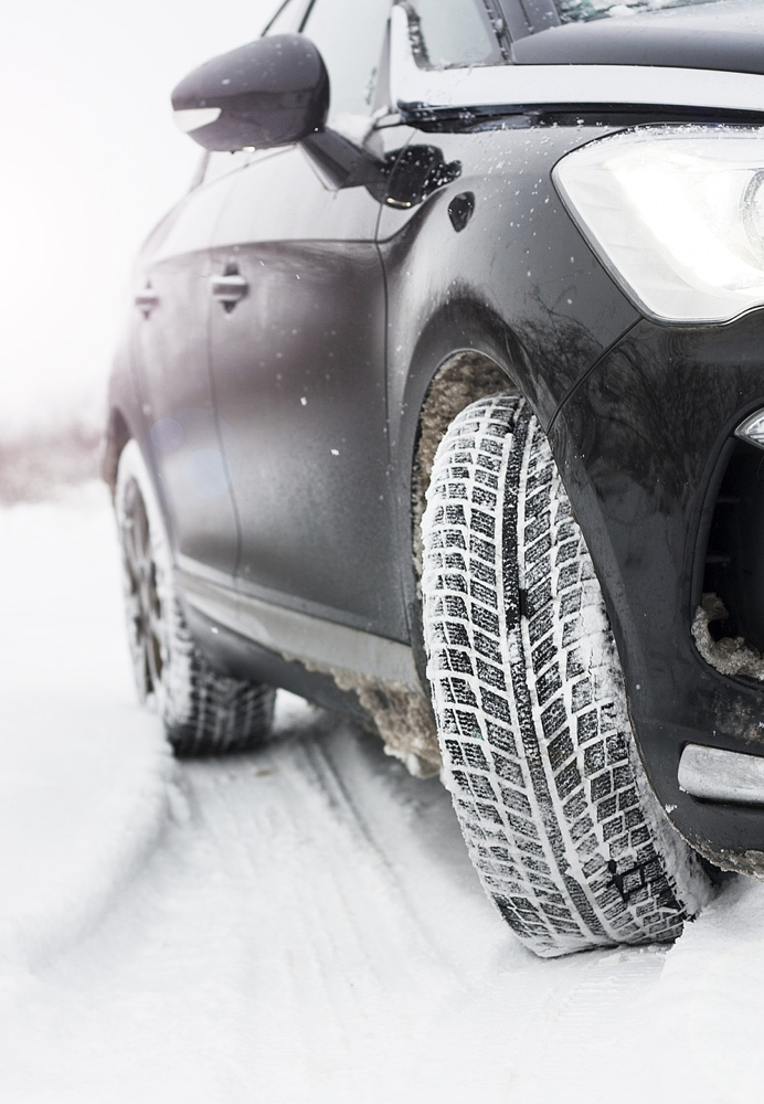 俄罗斯司机在结冰道路上漂移过弯 下雪天该如何安全驾驶？