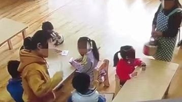上海一幼师对幼儿敲头抽耳光灌水 家长:花6千送去被打？教育局回应