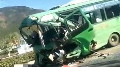 安徽潜山“8死3伤”交通事故目击者：有人从客车前窗被甩出