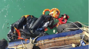 广东茂名海域一商船沉没12人落水 目前已救起10人