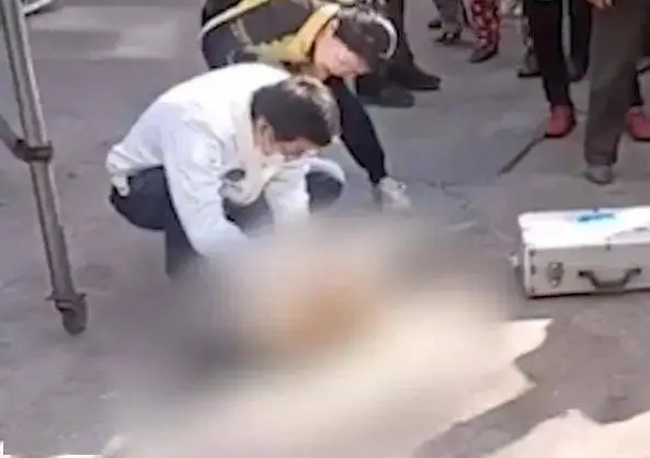“幼童被陌生女抱走1小时后坠亡” 警方通报