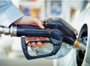 国内成品油价格下调 加满一箱油将少花17元