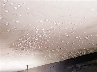 西安御笔华庭业主阳台天花板一碰就“下雨” 物业：是冷凝水 正协商维修