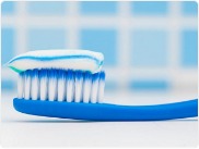 刷牙时牙刷滑进胃里 误吞异物怎么办？