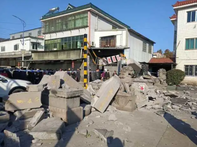 宁波镇海区村口6米高牌楼倒塌 女子骑车经过被埋腿部骨折