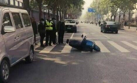 电动车驾驶人在半引路撞人后扔车逃逸 被抓获行政拘留15日