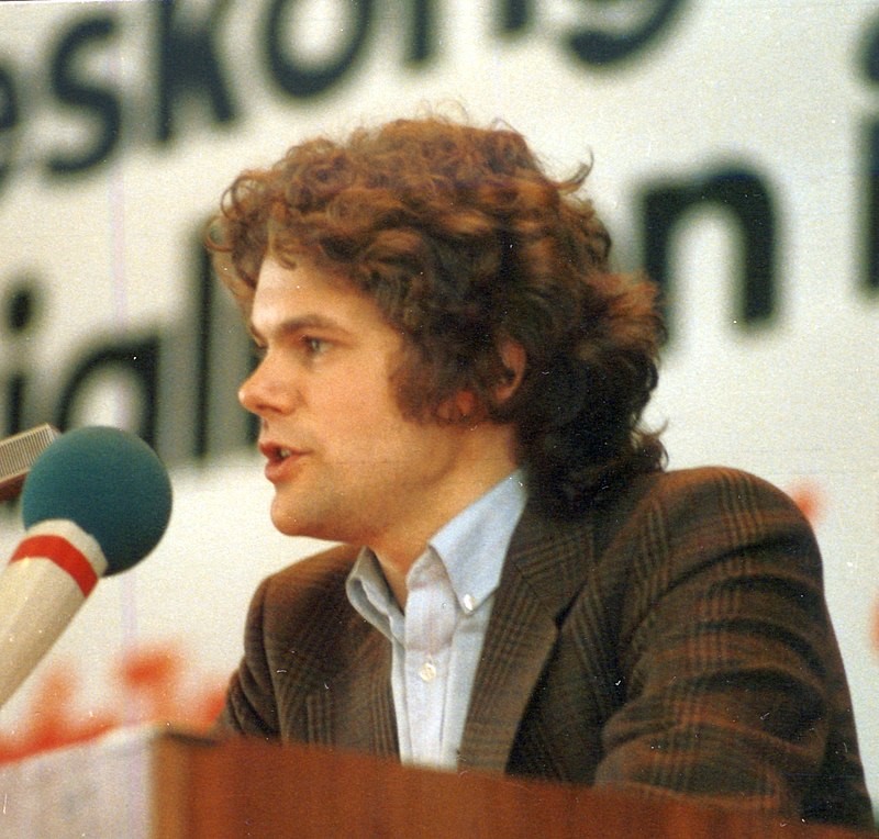 1984年，朔尔茨在社民党青年组织大会上讲话。