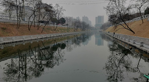 冬日漫步西安护城河，没有用水墨画的美？