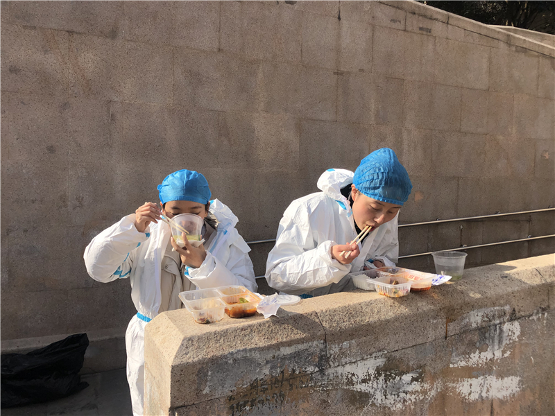 西安夏家庄社区核酸检测点 防疫人员冷风中吃盒饭 暖心为西安加油