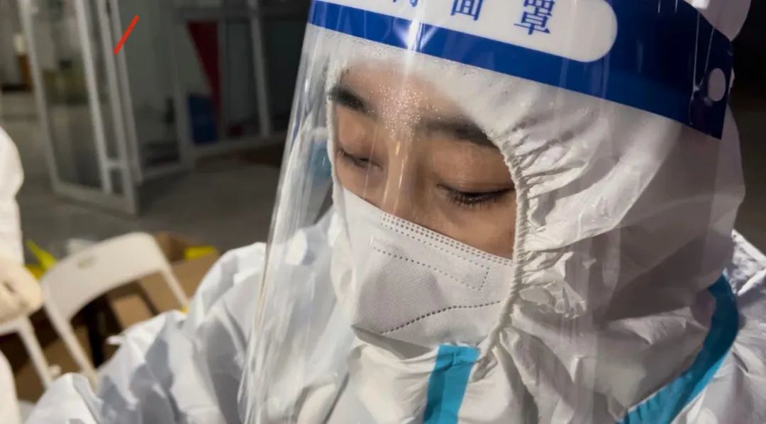 西安市第一医院百人核酸采集队奔赴曲江新区开展紧急核酸采集工作