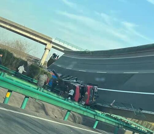 湖北一高速匝道桥发生桥梁侧翻事故 已致3人遇难4人受伤