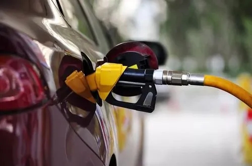 12月17日24时起下调国内成品油价格 92号汽油最高售价每升降0.1元