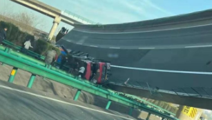 湖北高速公路桥侧翻事故已造成4人死亡8人受伤