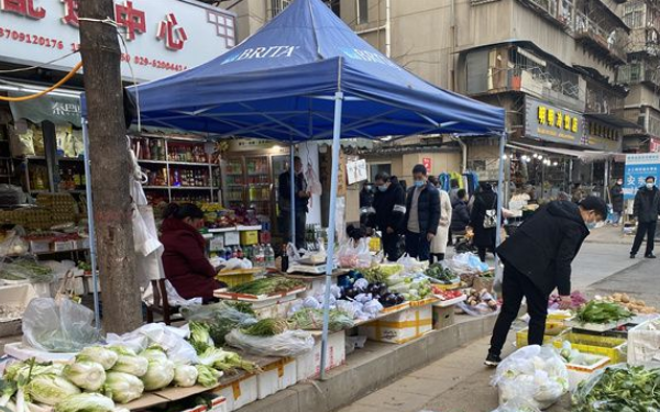 华商网记者实访西安部分菜市场 目前菜源充足、菜价平稳