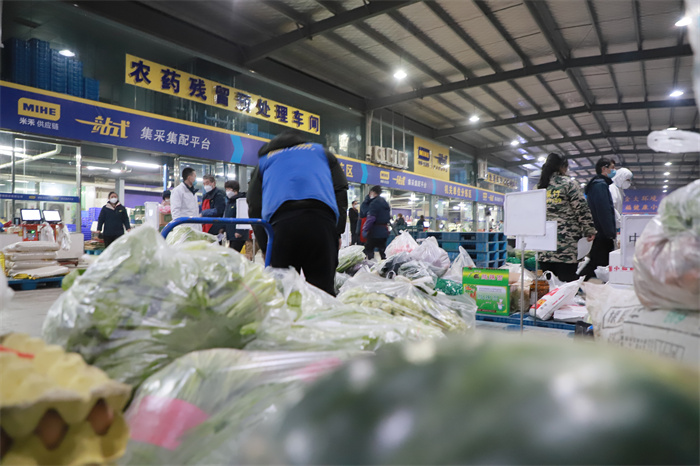记者实探西安雁塔区管控区物资保障流程 线上下单第二天新鲜蔬菜送到家