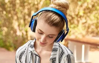 女子长期戴耳机听歌睡觉致耳聋，专家：连续听歌不要超60分钟