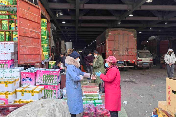 华商报记者探访西部欣桥农产品物流中心：蔬菜供应充足 可满足双节期间供应