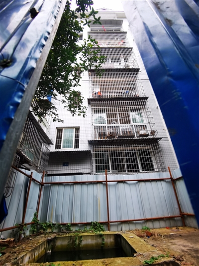 内江某单位家属楼小区，停工已久的”公交电梯“加装项目