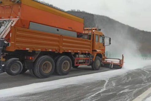 陕西全力除雪保障高速公路正常通行
