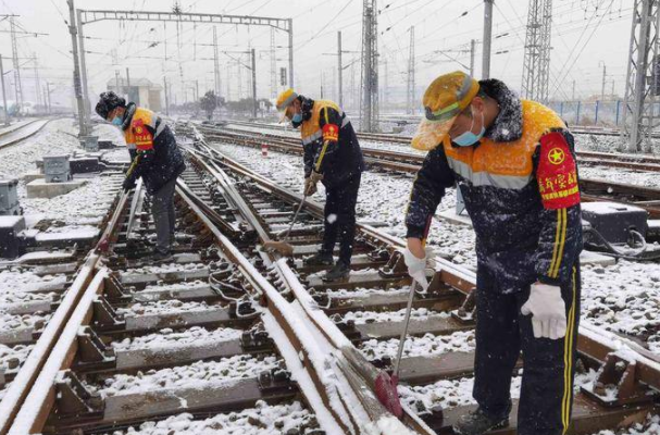 铁路部门积极应对降雪确保重点物资运输安全畅通