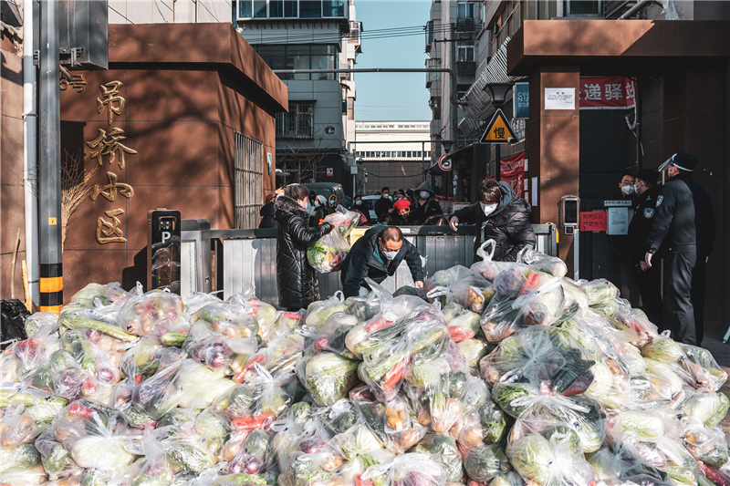 菜来了！西安解放门街道给辖区2万余名居民配送蔬菜