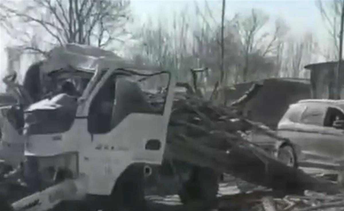 河北邢台旅游客车与货车相撞多人受伤 消防员破拆救出三名被困者