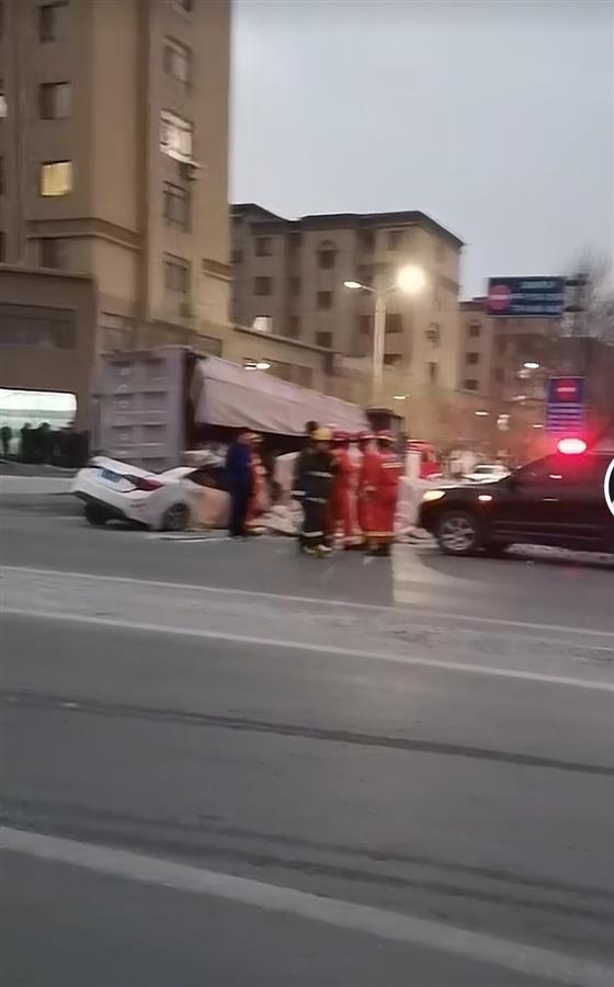辽宁海城一大货车侧翻压住一轿车 目击者：轿车司机不幸遇难