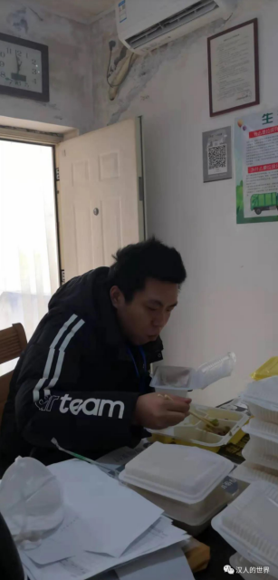 早上8点30到达城市雅苑社区,遇到了该小区在西安市民政局工作的张丛俊