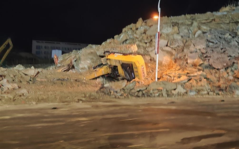 实探贵州14人遇难山体滑坡现场：数吨重巨石滚落 挖掘机被掩埋