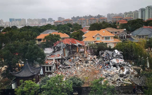 上海两栋违建别墅致700余户业主收房延期 城管局：7日内拆除