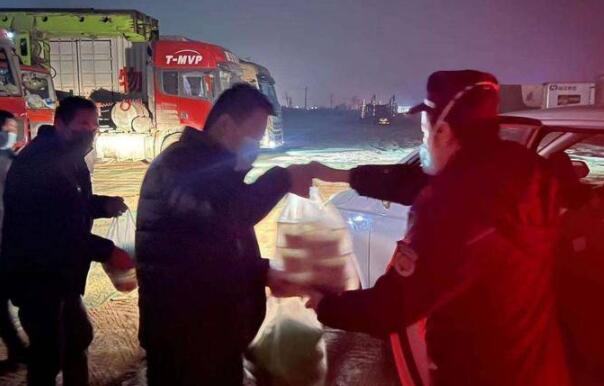 百余位货车司机因疫情滞留西安 国际港务区提供一日三餐和生活物资