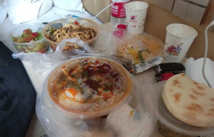 华商记者帮 | 安装工人出差因疫情被困 临潼区民政局为其送饭菜