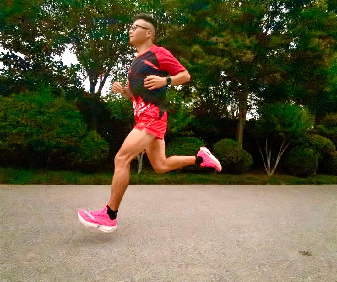 西安男子居家锻炼两周跑了700公里 年末1天跑120.22公里跨年