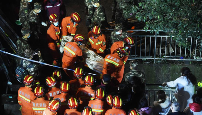 直击重庆武隆食堂坍塌事故现场 消防员连夜救援