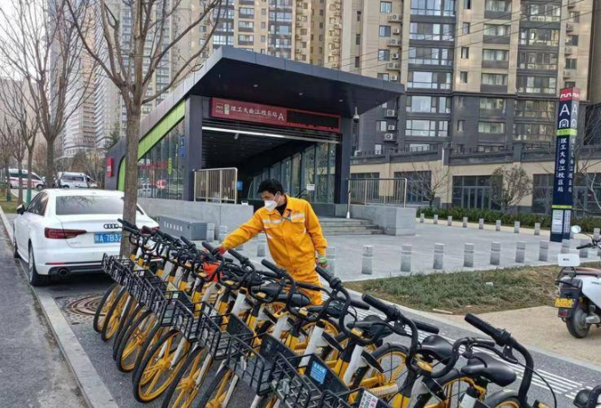 华商记者帮|市民呼吁地铁口放一些共享单车 美团热心解决