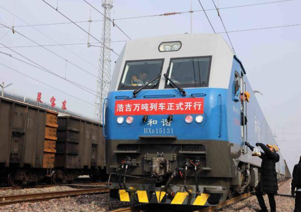 陕西境内首开浩吉铁路万吨煤炭重载列车