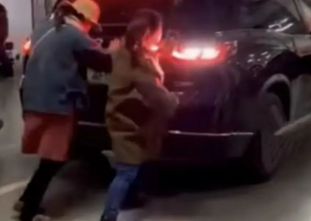 南京一女子“人肉占车位”被强行顶开 警方通报：双方均有错