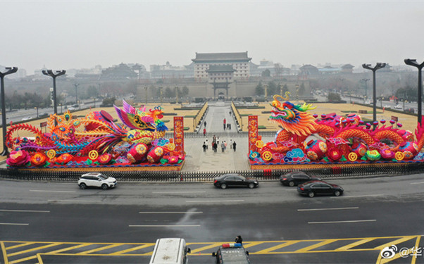 西安南门悬挂巨幅春联迎接“小年” 城墙景区25日起正式恢复开放