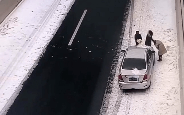一车人在高速路应急车道上堆雪人 司机被罚200元记6分