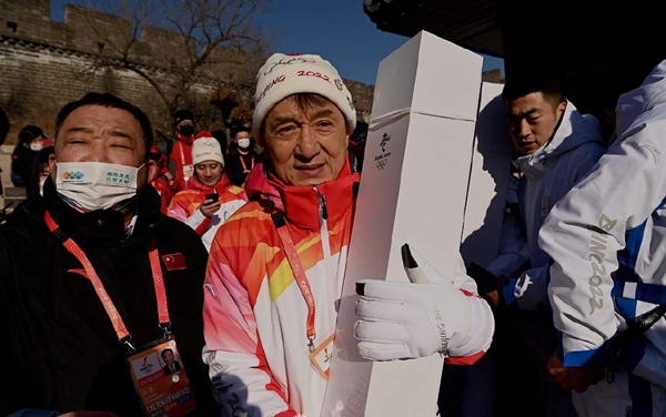 成龙参与北京冬奥会火炬传递 希望通过奥运传承五千年文化