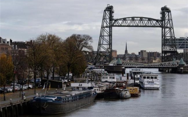 世界首富贝佐斯的游艇太大 荷兰打算拆除百年大桥让行