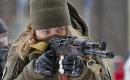 乌克兰男女老少参与实弹训练：很害怕 但我们准备好了