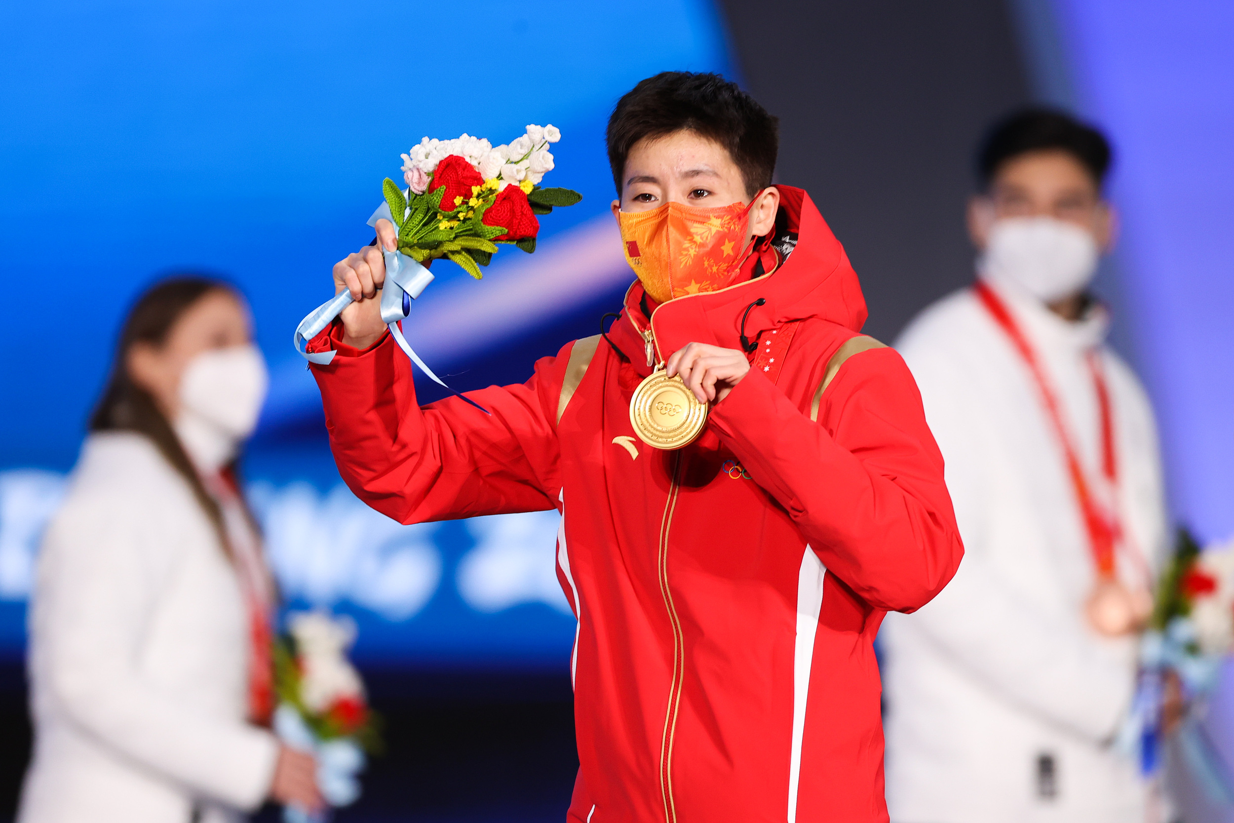 老将范可新亲吻冰面中国女队短道速滑3000米接力摘铜