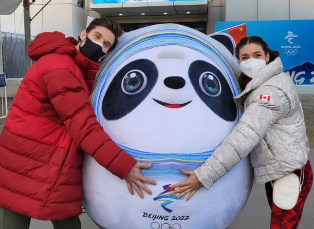 加拿大代表团晒照还配上熊猫表情：运动员到处和冰墩墩合影