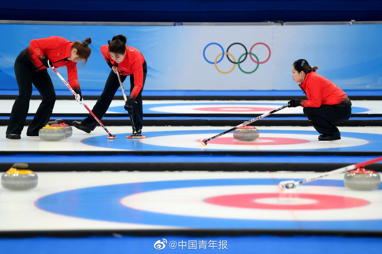 中国女子冰壶8比4大胜英国 但已无缘四强